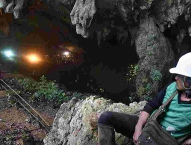Ταϊλάνδη: Συγκλονιστικό βίντεο-ντοκουμέντο από τη διάσωση των παιδιών - Μέσα από λάσπες και βράχους οι διασώστες!